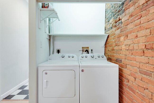 Building Photo - 2627 W Cary St