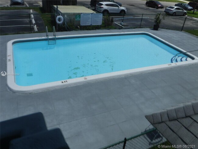 Building Photo - 1045 NE 39th Dr