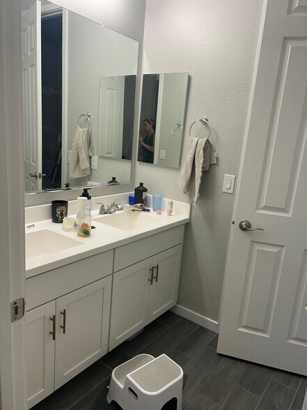 Main bathroom 2 - 1964 N Hubbard Ln
