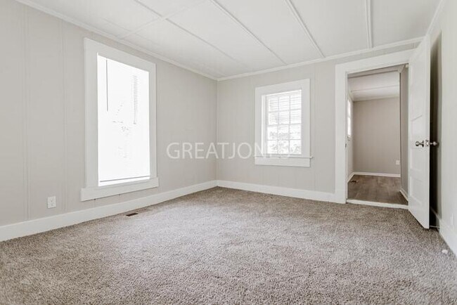 Building Photo - NOW OFFERING 1/2 MONTH FREE IF LEASE SIGNE...