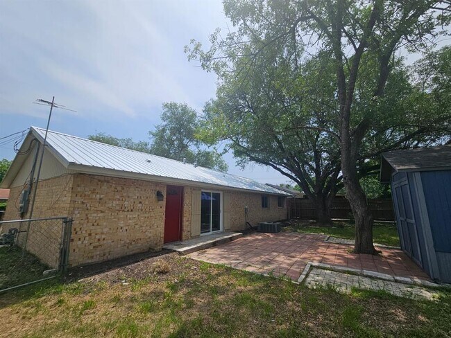 Building Photo - 1401 Trinity St