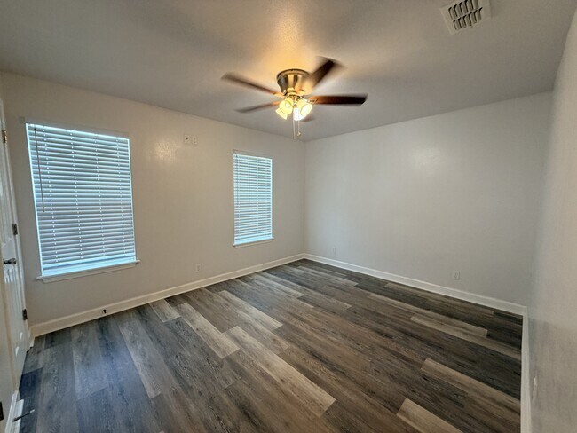 Building Photo - 3529 Topeka St