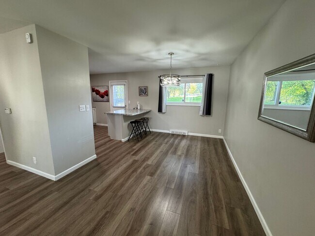 Building Photo - 3 Bedroom 2 Bath house in Bettendorf