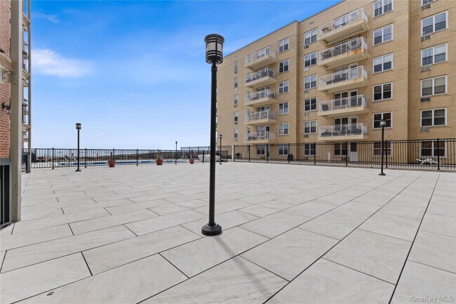 Building Photo - 750 Shore Rd