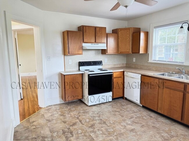 Building Photo - Charming 2 Bed 1 Bath in the Tree Streets!