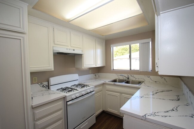 Building Photo - 2596 Sextant Ave