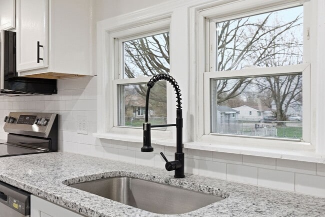 Building Photo - Fully Updated 2-Bed with Modern Finishes