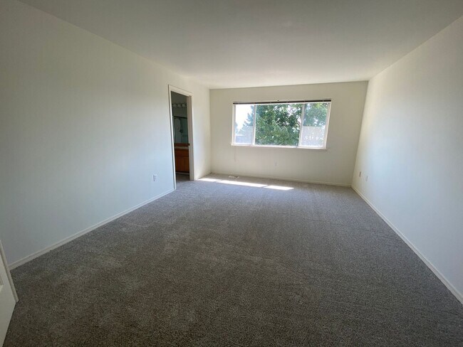 Building Photo - Spacious 4 bedroom 2.5 traditional house