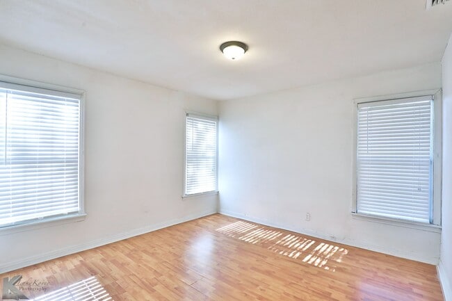 Building Photo - 3 BEDROOM,  Kitchen appliances, NEW INTERIOR PAINT! 6 MONTH LEASE AVAILABLE!