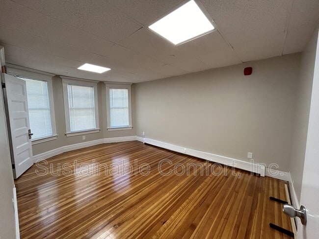Building Photo - 36 Roxbury St