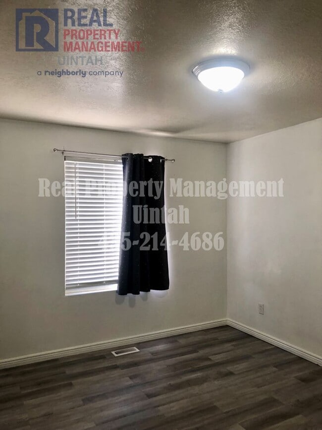 Building Photo - 3 Bed 2.5 Bath Townhome in Split Mountain.