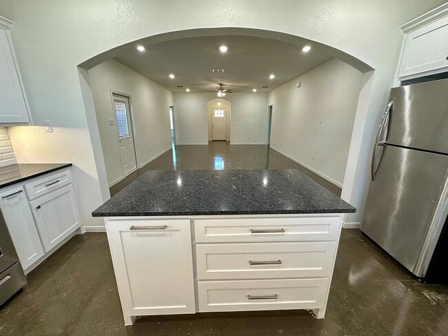 Building Photo - 704 Sugar Mill Ct