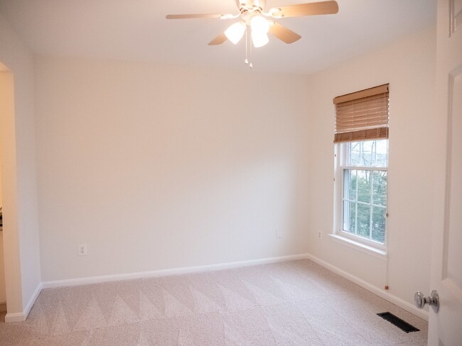Building Photo - Your Dream Townhome Awaits!