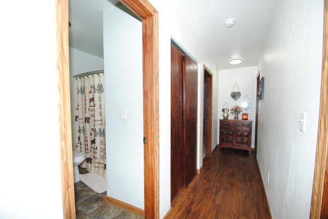 Building Photo - 3 Bed / 2 Bath / 2 Car Garage Ranch Style Home