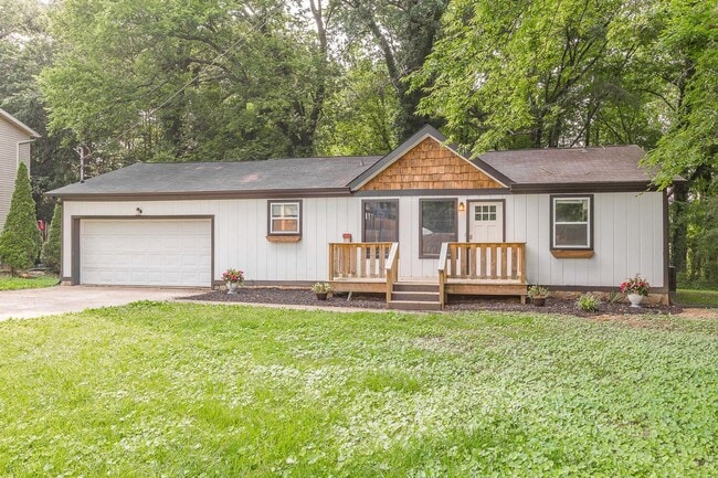 Building Photo - 3 bedroom updated home in a quiet, peaceful setting!