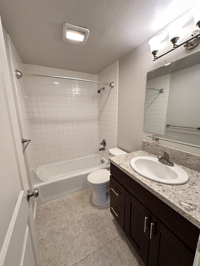 Building Photo - Recently Updated 2-Bd Milwaukie 4-Plex. Ne...