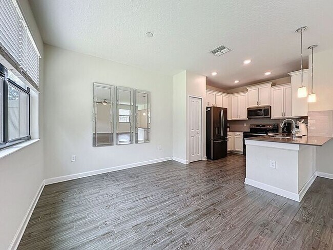 Building Photo - Beautiful Furnished townhome in Vistas of ...