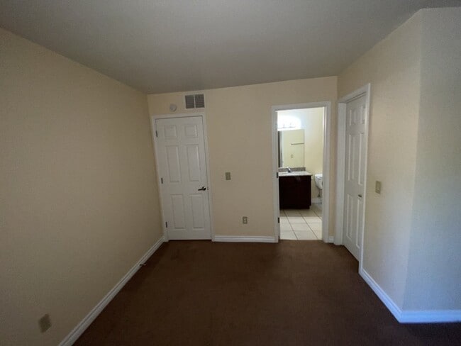 Building Photo - 3 Bedroom 2 bath condo located on second floor.