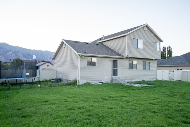 Building Photo - 564 800 E