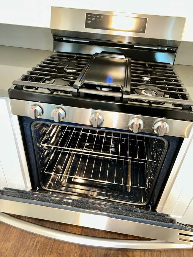 Building Photo - 1028w