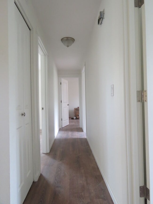 Building Photo - Remodeled Ranch 3 Bedroom 2 Bath with Larg...