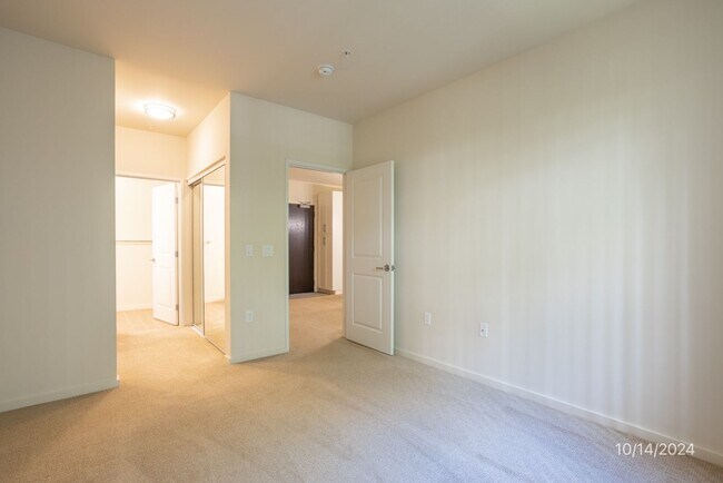 Building Photo - Available April 5th!  2 bedroom, 2 bath, 1-parking condo unit at The Cove Waikiki