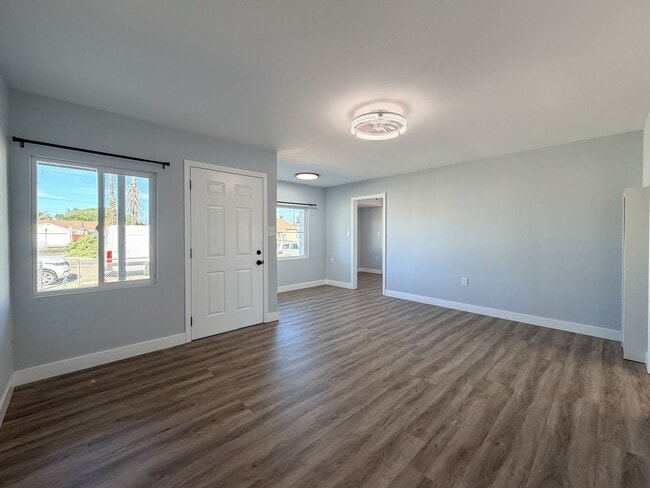 Building Photo - 502-504 E Hemlock- LT