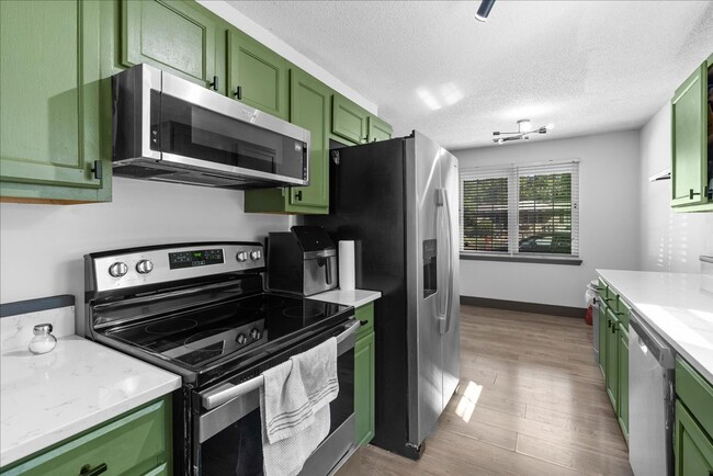 Building Photo - 1609 Roanoke Ave