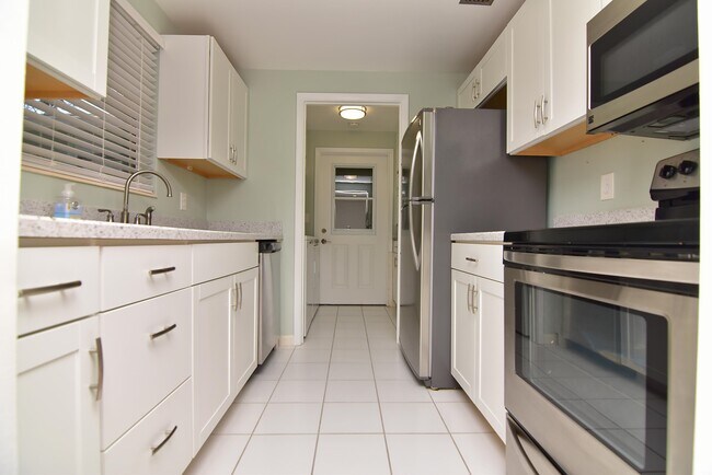 Building Photo - 919 Viscaya Blvd