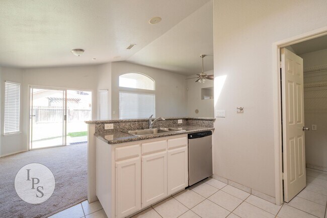 Building Photo - North West Fresno Home, 3BR/2BA, Built 1995 - Lots of Amenities!