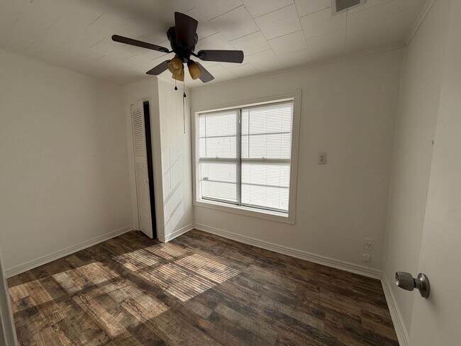 Building Photo - Spacious yard-3/2 available now!