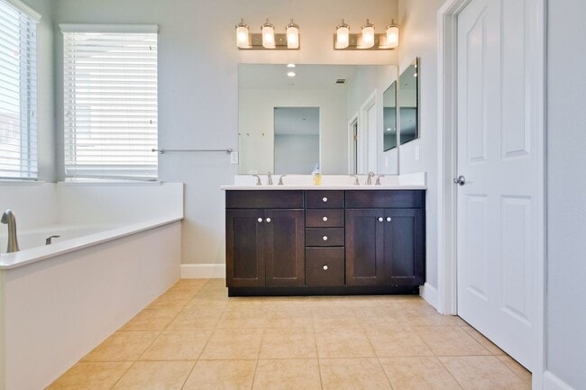 Building Photo - Gorgeous and Very Spacious Home - 3BR 2.5 BA in  San Jose - This is a MUST SEE!!!