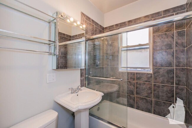 Building Photo - 624 W Roscoe St