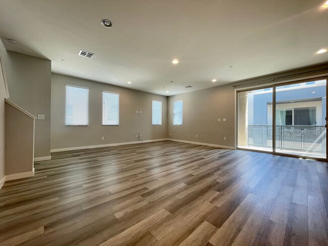Building Photo - This spectacular 3-bed condo located acros...