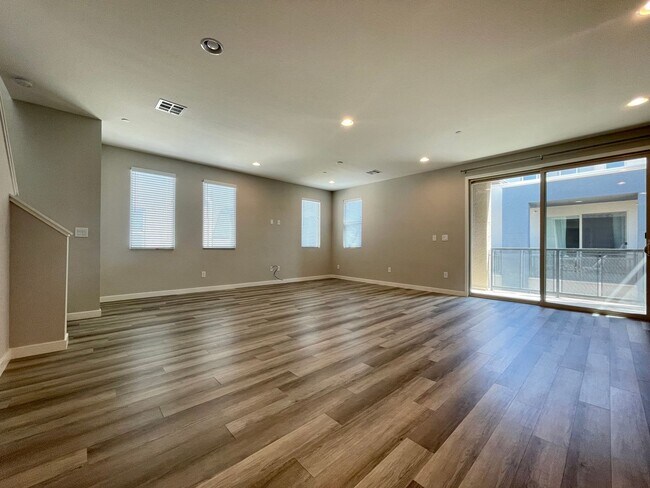 Building Photo - This spectacular 3-bedroom with amazing ci...