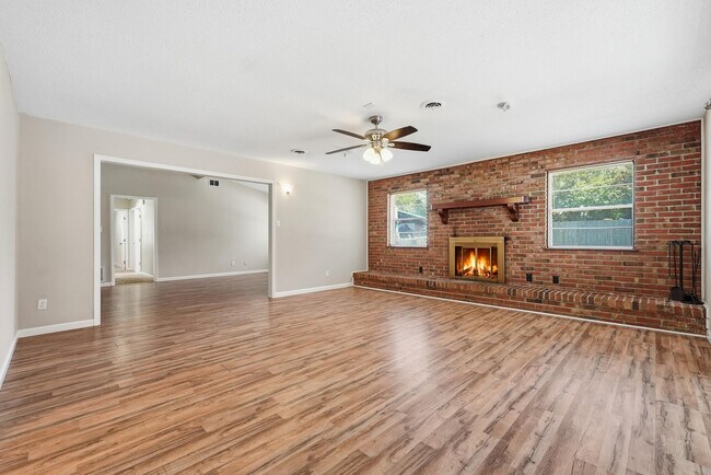Building Photo - 338 Coral Dr SW