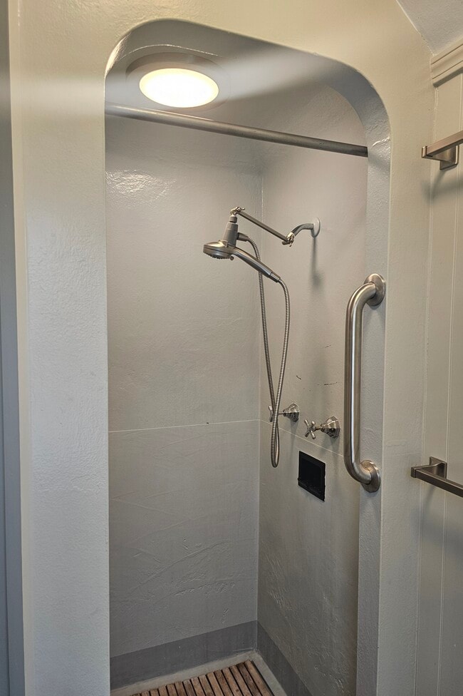 Building Photo - 6613 N Amherst St