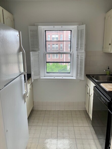 Building Photo - 392 Beacon St