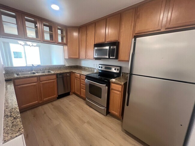 Building Photo - 1 Bedroom Condo in North Pacific Beach!