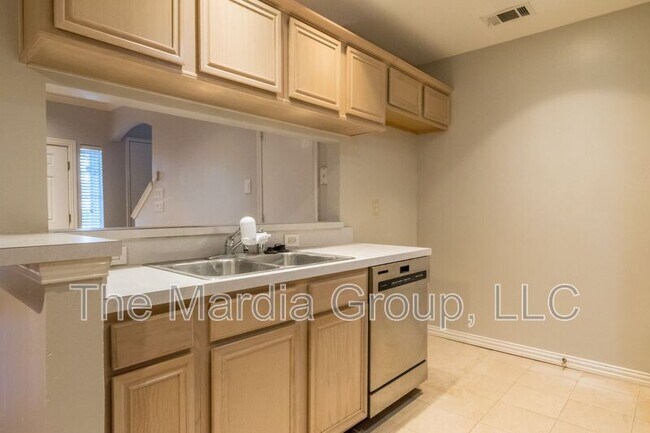 Building Photo - 3904 Brandon Park Dr