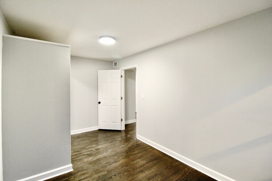 Building Photo - 3338 W Bryn Mawr Ave