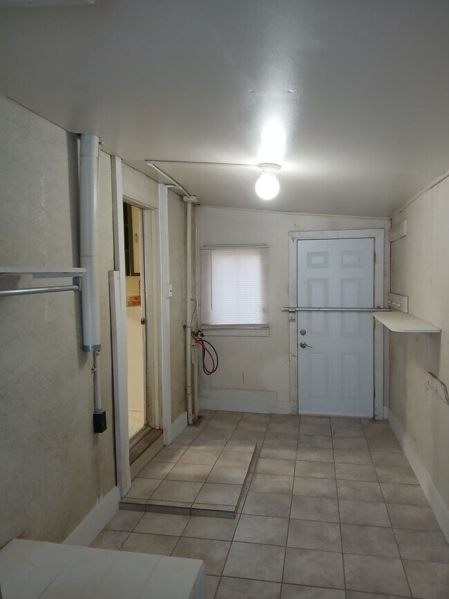 Building Photo - Cute 2 Bedroom 1 Bath Home