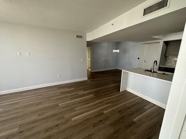 Building Photo - 1551 N Flagler Dr