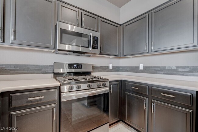Building Photo - 2305 W Horizon Ridge Pkwy