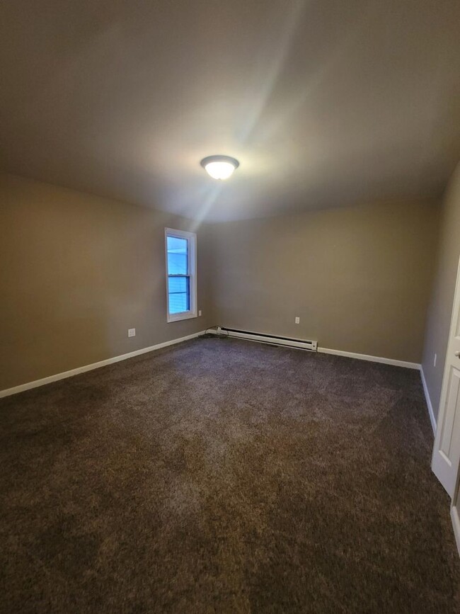 Building Photo - 3 bedroom 1.5 Bath Now Available - William...