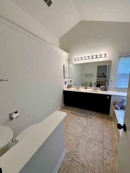 principa en-suite bathroom double sinks - 3201 Gulfstream Ct