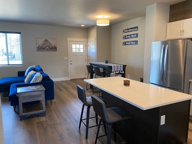 Building Photo - Gorgeous New 3 bedroom Furnished Whitefish Townhouse