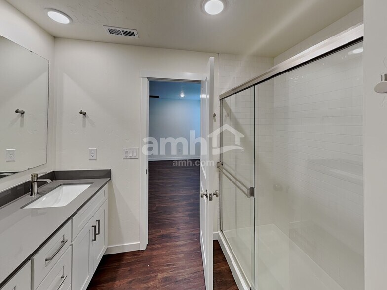 Building Photo - 1551 N Barkvine Ave