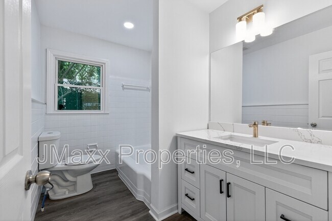 Building Photo - 2036 McPherson Dr