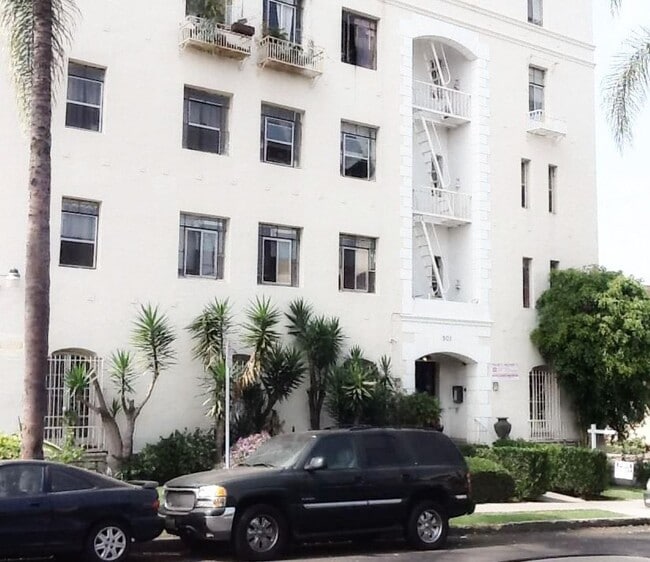 Building Photo - 901 S Kingsley Dr